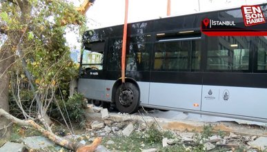 Kadıköy’de metrobüs duvara çarptı