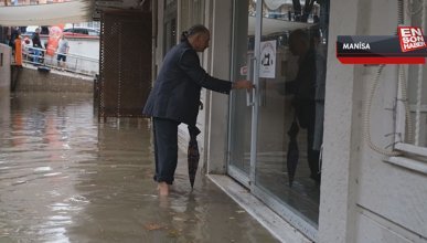 Manisa'da şiddetli yağış hayatı felç etti, vatandaşlar evlerinde mahsur kaldı