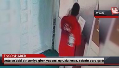 Antalya’daki bir camiye giren yabancı uyruklu hırsız, sakızla para çaldı