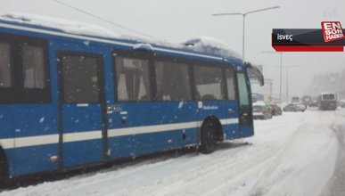 İsveç'te trafik, yoğun kar yağışına teslim oldu