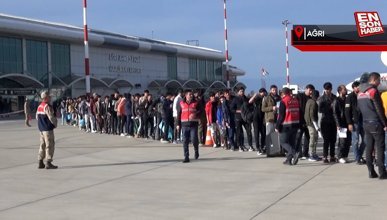 Türkiye'de yakalanan Afgan göçmenler geri gönderiliyor