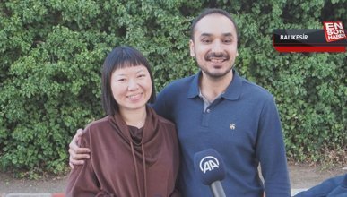 Çinli gelinini, oğlunu ve ilk kez gördüğü torununu mehter marşı ile karşıladı