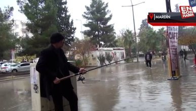 Mardin'de yağış su baskını getirdi: Esnaf balık tuttu