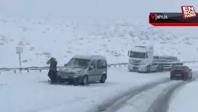 Bitlis’te yağan karda çok sayıda araç yolda kaldı