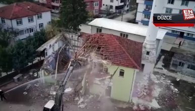Düzce'de camiler tamam sıra binaların yıkımında