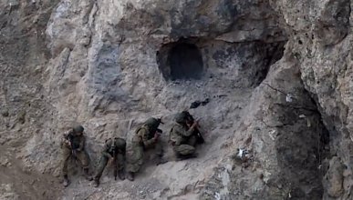 Komandolarımız PKK’lı teröristlerin inlerine girmeye devam ediyor