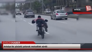 Antalya’da yüzüstü yatarak motosiklet sürdü