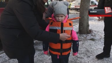 Ukrayna'da çocuklara kurşun geçirmez yelek dağıtıldı
