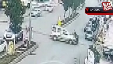 Antalya'da ticari araçla çarpışan moto kurye yaralandı