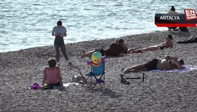 Antalya'da vatandaşlar ile turistler denize girdi