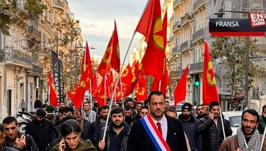 Polise tepki gösteren Fransız vekil Delogu, PKK yanlılarıyla yürüdü