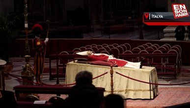 Papa 16. Benediktus'un naaşı ziyaret ediliyor