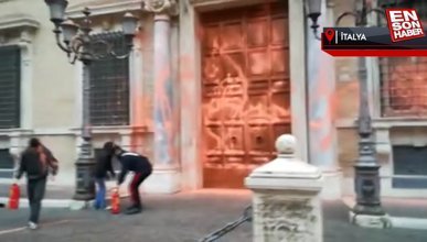 İtalya’da iklim aktivistlerinden Senato binasına boyalı saldırı
