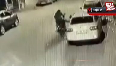 Kırşehir'de motoruyla giden sürücü park halindeki arabaya tekme attı