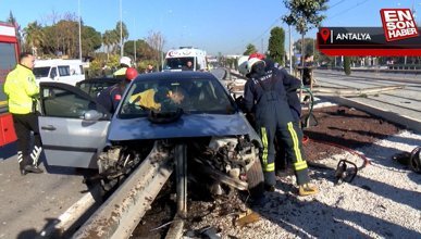 Antalya'da çelik bariyerin saplandığı otomobilden ekipler kurtardı