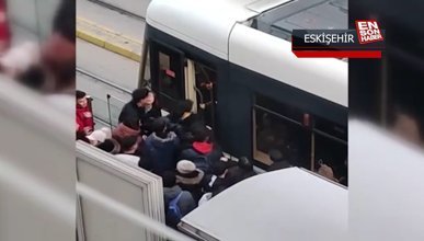 Eskişehir’de onlarca öğrenci tramvaya saklanan şahsa saldırdı