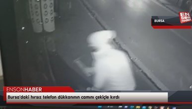Bursa'daki hırsız telefon dükkanının camını çekiçle kırdı