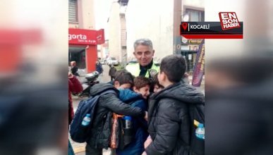 Kocaeli'de emekli olan trafik polisine yaya geçidinde sarılıp veda ettiler