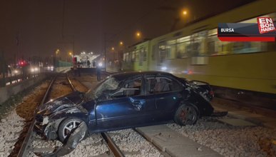 Bursa'da, kaza yapan otomobil metro yoluna girdi