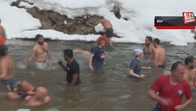 Rize’de soğuğa aldırmadılar, buz gibi suya girdiler