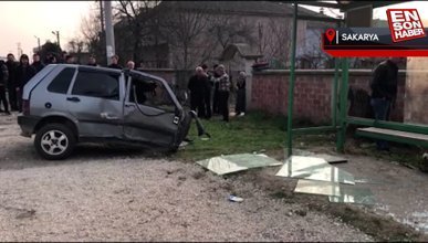 Sakarya'da otomobil, yolcu durağına çarptı