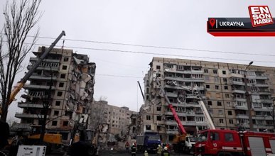 Ukrayna'da füze saldırısında yıkılan bina enkazında arama kurtarma çalışmaları
