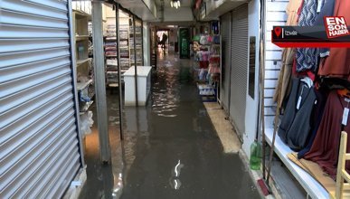 İzmir'de sağanak yağış sonrasında su baskınları yaşandı