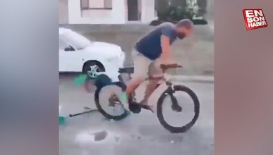 Skuterlı çocuk, bisiklet şovu yapan adama çarpıyor