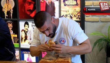 Adana'da acılı tost yeme yarışmasını Avustralyalı James Webby kazandı