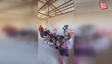 CZN Burak, çocuklarla boya yaparak eğlendiği anları paylaştı