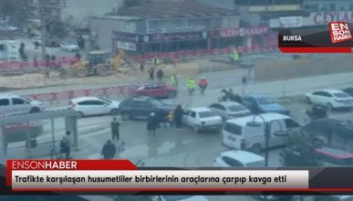 Bursa'da trafikte karşılaşan husumetliler birbirlerinin araçlarına çarpıp kavga etti