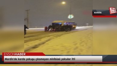 Mardin'de karda yokuşu çıkamayan minibüsü yolcular itti