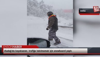 Uludağ'da kayaksever, trafiğe takılmamak için snowboard yaptı