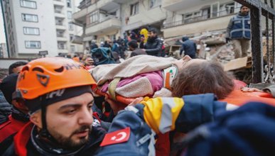 Diyarbakır'da yıkılan binadan kurtarılan kız çcoğu
