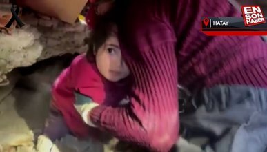 Hatay'da depremin 35'inci saatinde bir kız çocuğu kurtarıldı