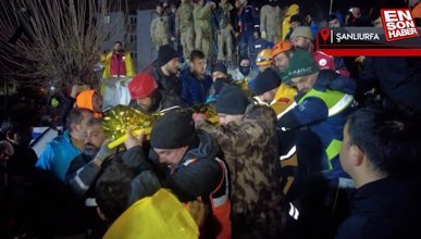 Şanlıurfa'da enkazın altından 18 saat sonra bir kadın kurtarıldı
