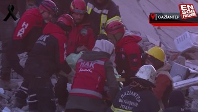 Gaziantep'te 3 kişi depremden 76 saat sonra enkazdan kurtarıldı