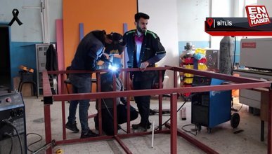 Bitlis'teki meslek lisesi deprem bölgesi için mobil tuvalet üretiyor