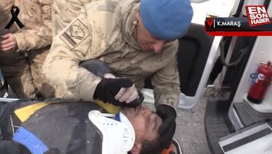 Kahramanmaraş’ta 104 saat sonra kurtarılan depremzede, askerin elini öptü