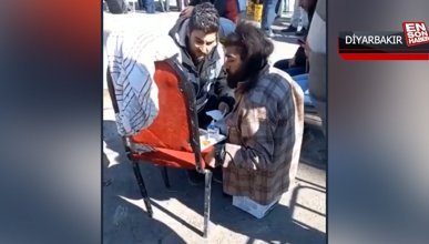Diyarbakır'da polis engelli vatandaşa elleriyle yemek yedirdi