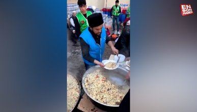 Uygur Türkleri, deprem bölgesinde depremzedeler için Uygur pilavı dağıttı