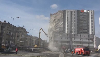 Kayseri'deki depremde ağır hasar gören bina yıkılıyor