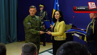 Kosova Cumhurbaşkanı, Türkiye'de arama kurtarma çalışmalarına katılan askerlere madalya taktı