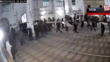 Suriye'nin İdlib kentinde camide namaz kılanların depreme yakalandığı an