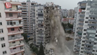 Adana'da depremde yarısı çöken apartmanın yıkımına başlandı