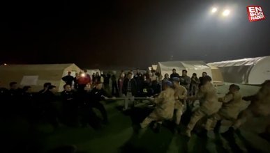Jandarma komando ve polisler çadır kentte halat çekme oyunu oynadı