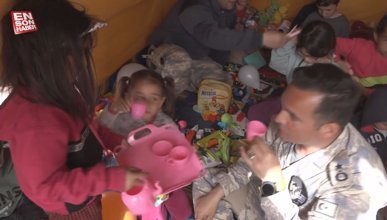 Depremzede çocuklar çadır kentte Mehmetçikle evcilik oynadılar