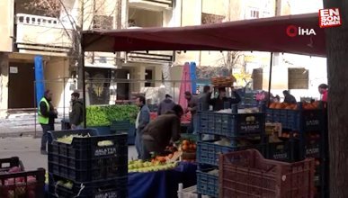 Elazığ'da ağır hasarlı binaların arasında kurulan semt pazarı faciaya davetiye çıkarıyor