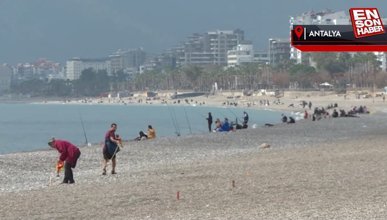 Antalya'da zirvede kış sporları yapılırken sahilde denize girenler oldu