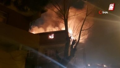 Ümraniye’de 3 katlı binanın çatı katı alev alev yandı